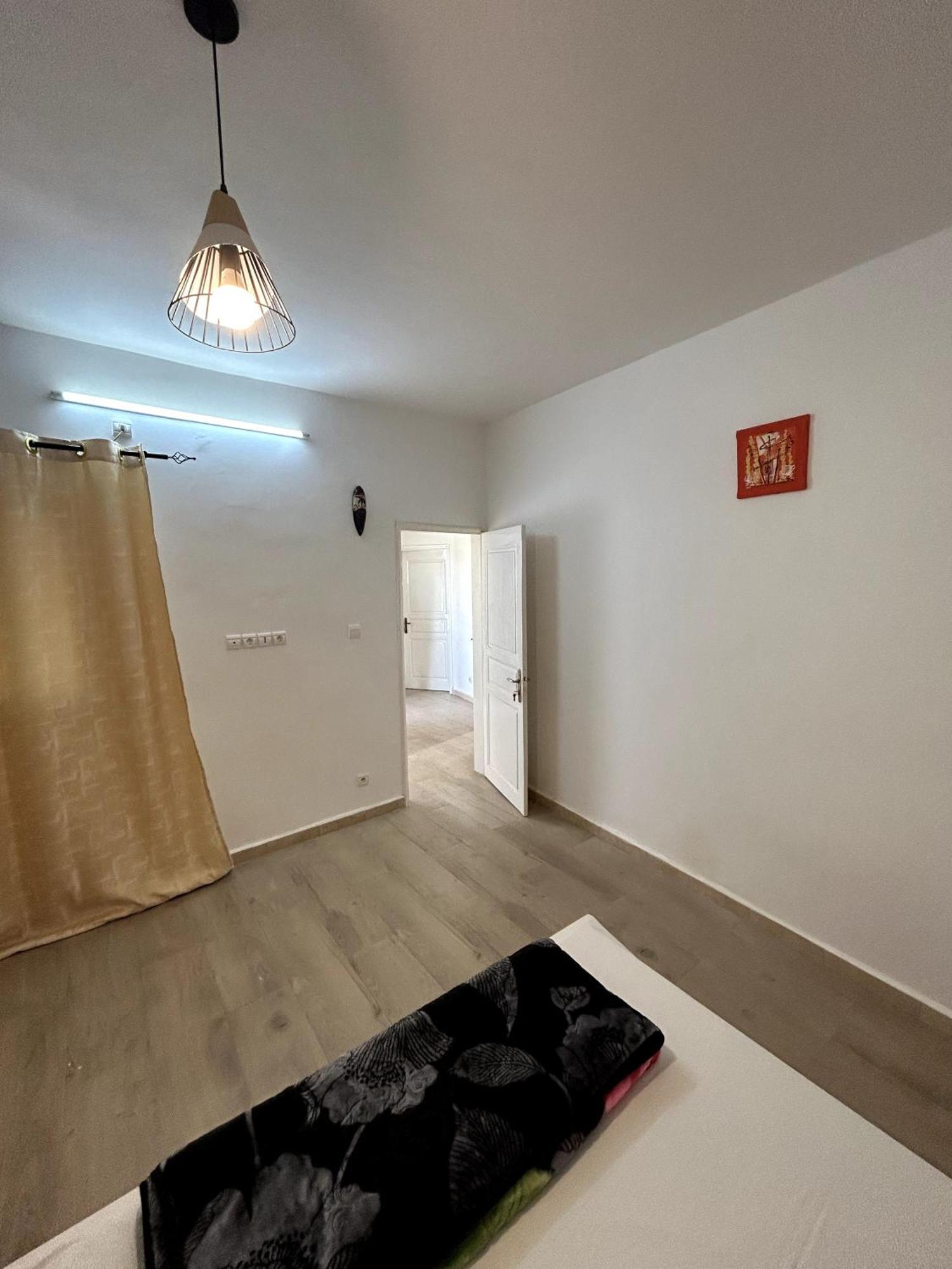 Chambre Spacieuse Avec Balcon - Salle De Bain Exterieure Privee & Breakfast Saint-Louis Dış mekan fotoğraf